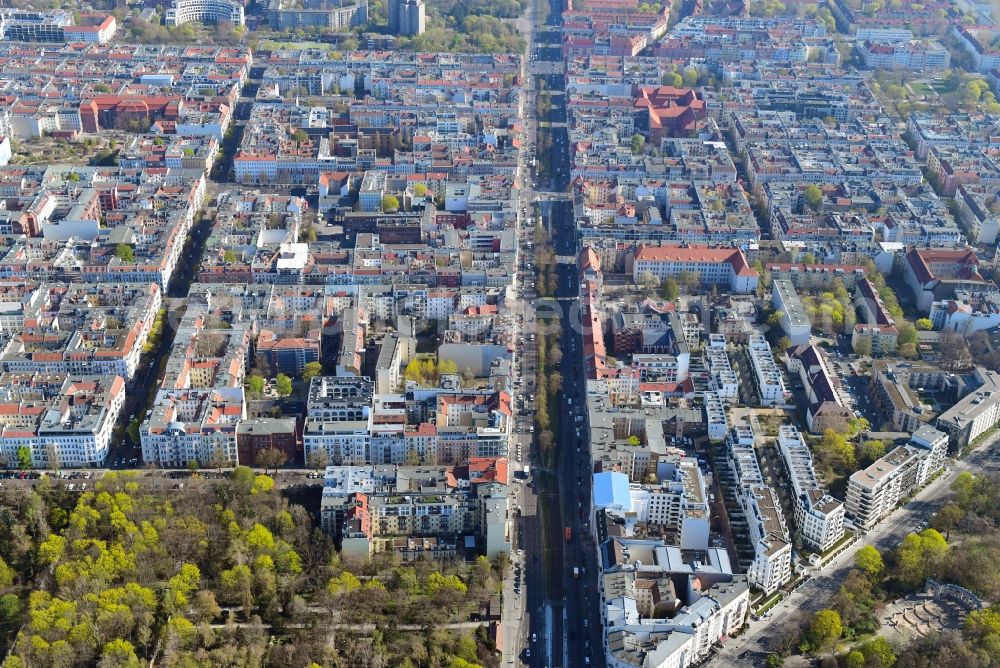 Aerial photograph Berlin - Residential area of the multi-family house settlement Winsviertel in the district Prenzlauer Berg in Berlin, Germany