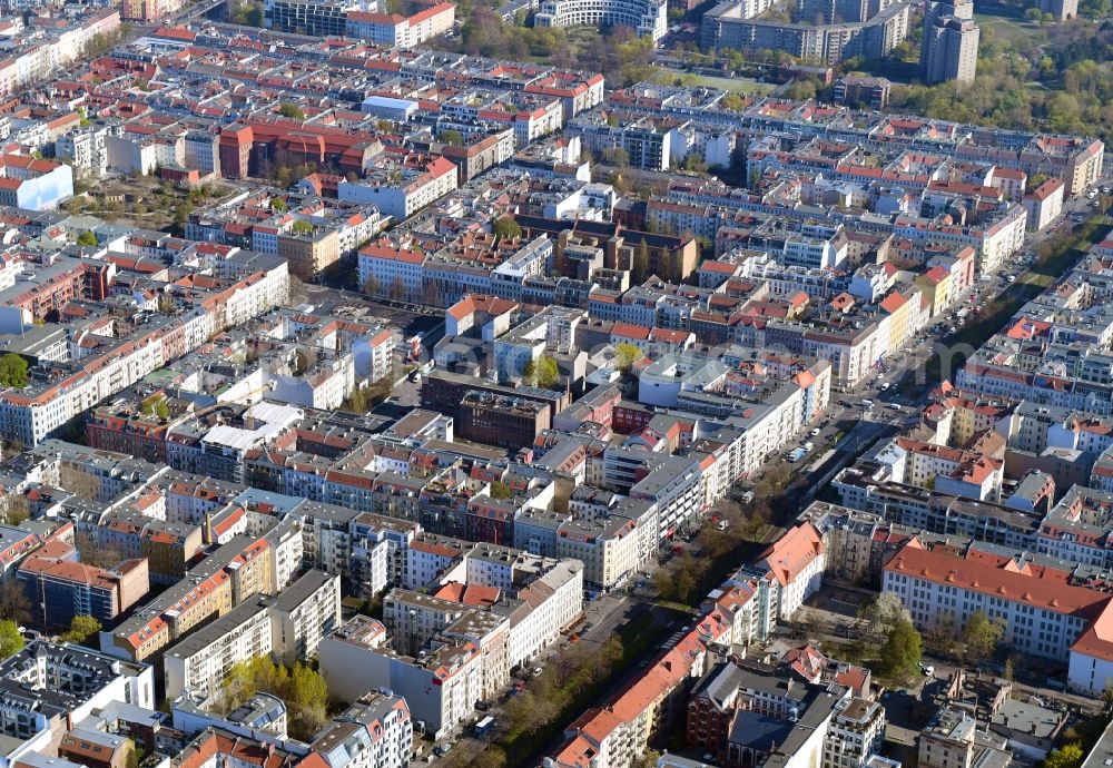 Aerial image Berlin - Residential area of the multi-family house settlement Winsviertel in the district Prenzlauer Berg in Berlin, Germany