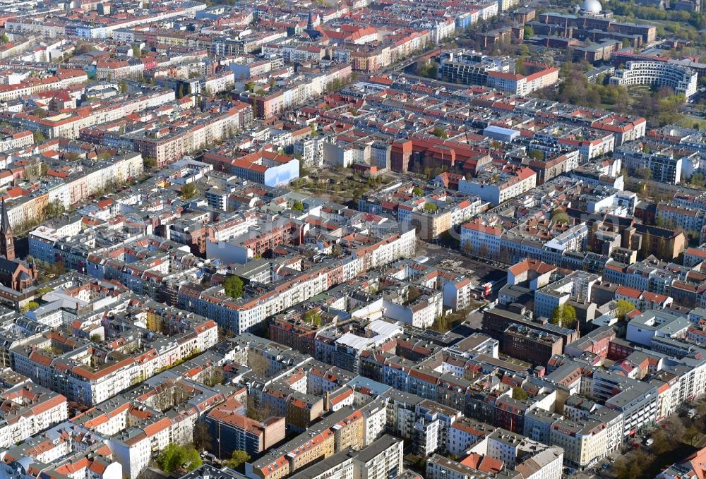 Aerial photograph Berlin - Residential area of the multi-family house settlement Winsviertel in the district Prenzlauer Berg in Berlin, Germany