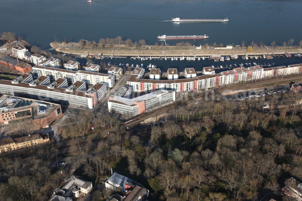 Aerial photograph Mainz - Residential area of a block of flats Am Winterhafen - Victor-Hugo-Ufer on the bank and river course of the Rhein in the district Altstadt in Mainz in the state Rhineland-Palatinate, Germany