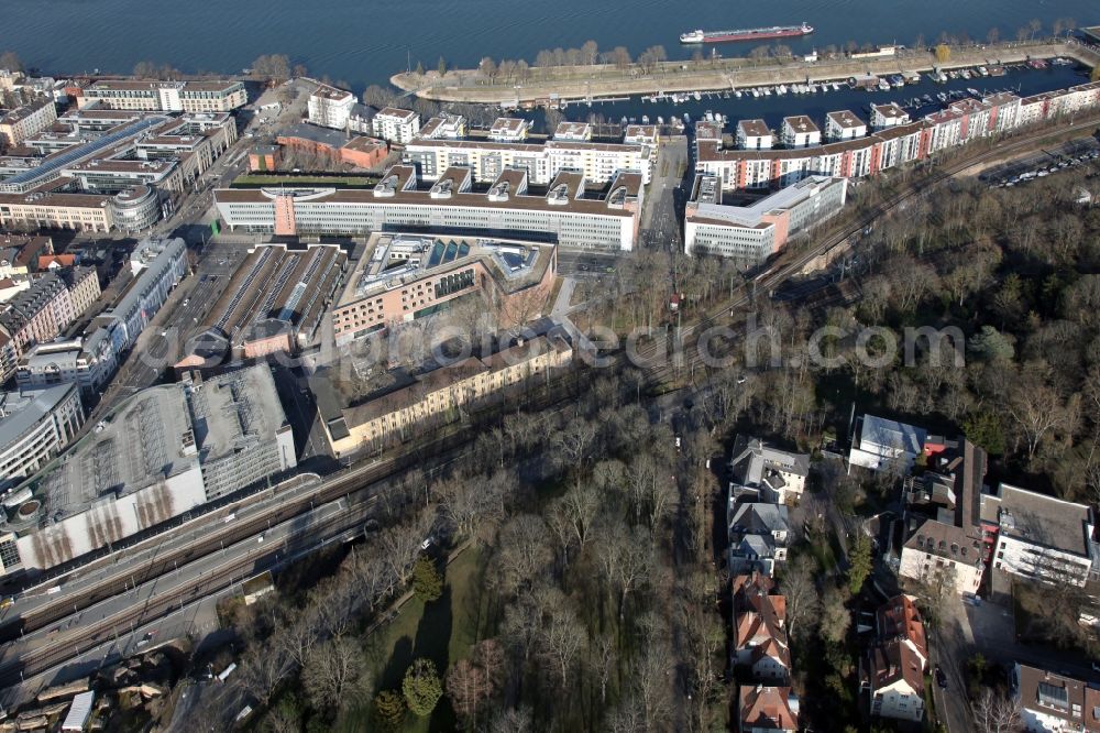 Mainz from the bird's eye view: Residential area of a block of flats Am Winterhafen - Victor-Hugo-Ufer on the bank and river course of the Rhein in the district Altstadt in Mainz in the state Rhineland-Palatinate, Germany