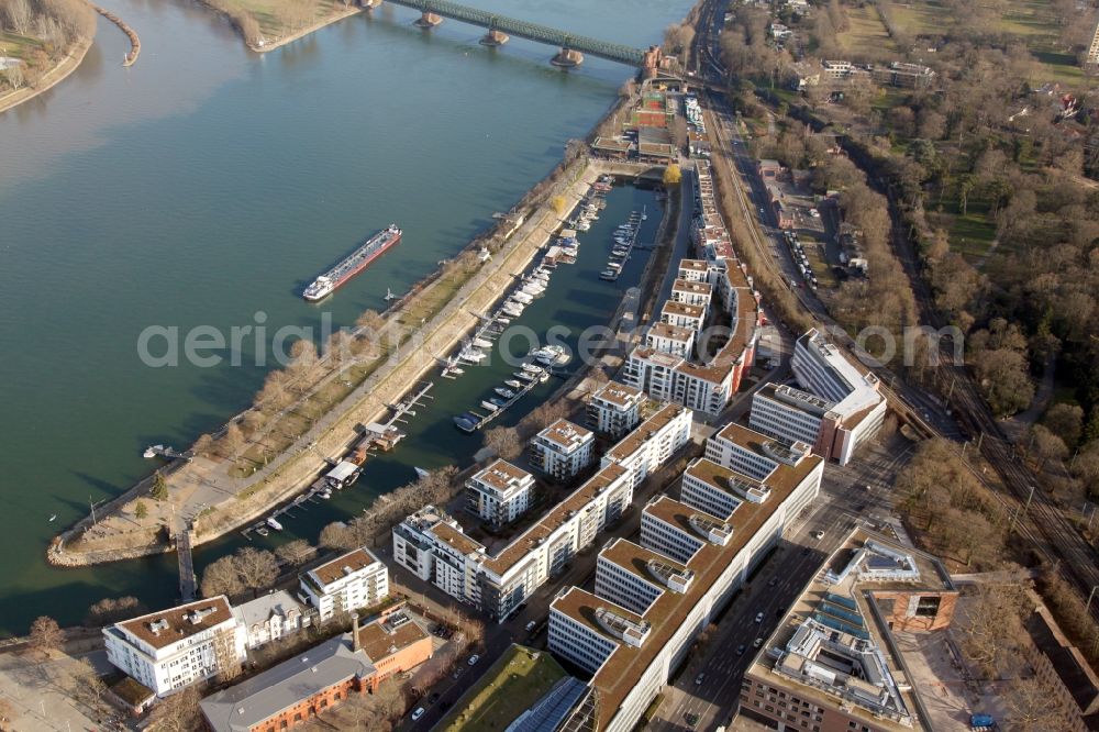 Aerial image Mainz - Residential area of a block of flats Am Winterhafen - Victor-Hugo-Ufer on the bank and river course of the Rhein in the district Altstadt in Mainz in the state Rhineland-Palatinate, Germany