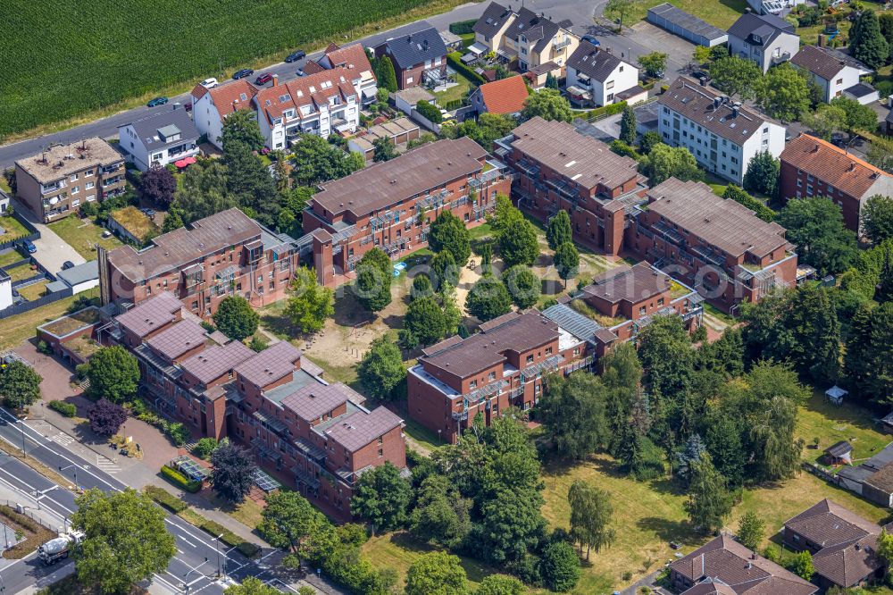 Castrop-Rauxel from the bird's eye view: Residential area of the multi-family house settlement of Oberste Voehde in the district Rauxel in Castrop-Rauxel at Ruhrgebiet in the state North Rhine-Westphalia, Germany