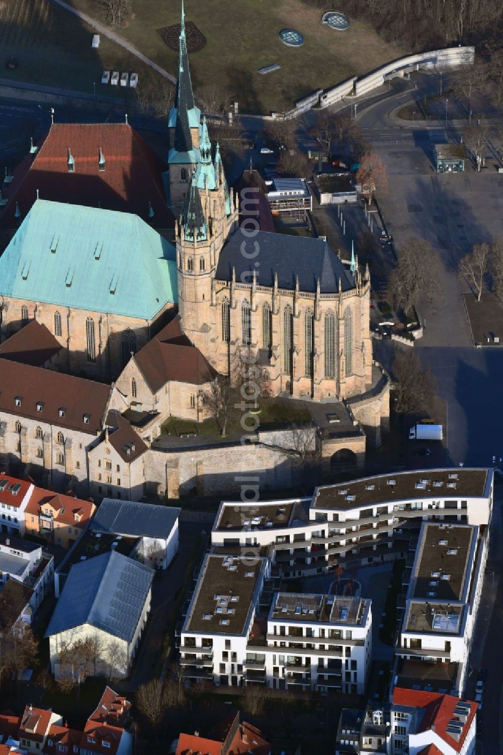 Erfurt from the bird's eye view: Residential site with multi-family housing development- on Domstrasse - An den Graden in the district Zentrum in Erfurt in the state Thuringia, Germany