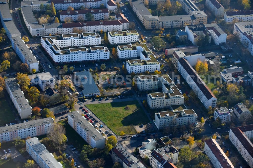 Berlin from the bird's eye view: Residential area of a multi-family house settlement Adlershof between the Wassermannstrasse and Zinsgutstrasse in Berlin Treptow-Koepenick, Germany