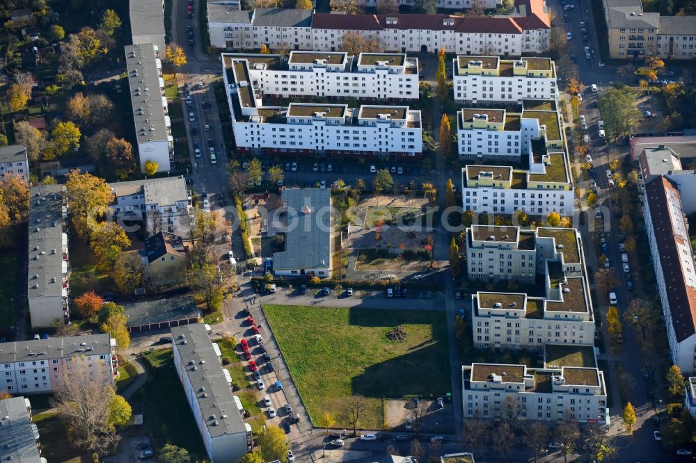 Aerial image Berlin - Residential area of a multi-family house settlement Adlershof between the Wassermannstrasse and Zinsgutstrasse in Berlin Treptow-Koepenick, Germany