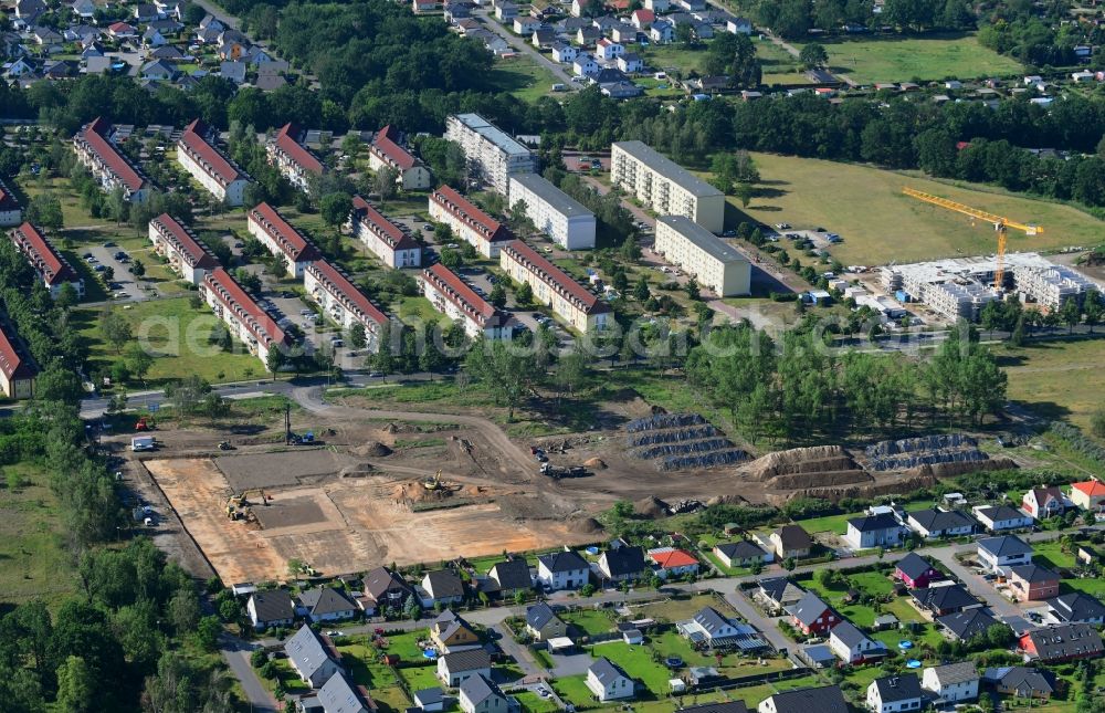 Aerial photograph Oranienburg - Residential area of the multi-family house settlement of Wohnungsbaugesellschaft mbH Oranienburg on Walther-Bothe-Strasse in Oranienburg in the state Brandenburg, Germany