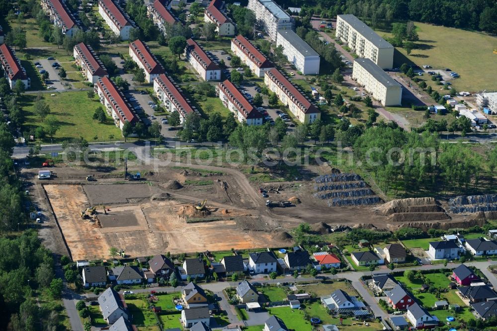 Oranienburg from above - Residential area of the multi-family house settlement of Wohnungsbaugesellschaft mbH Oranienburg on Walther-Bothe-Strasse in Oranienburg in the state Brandenburg, Germany