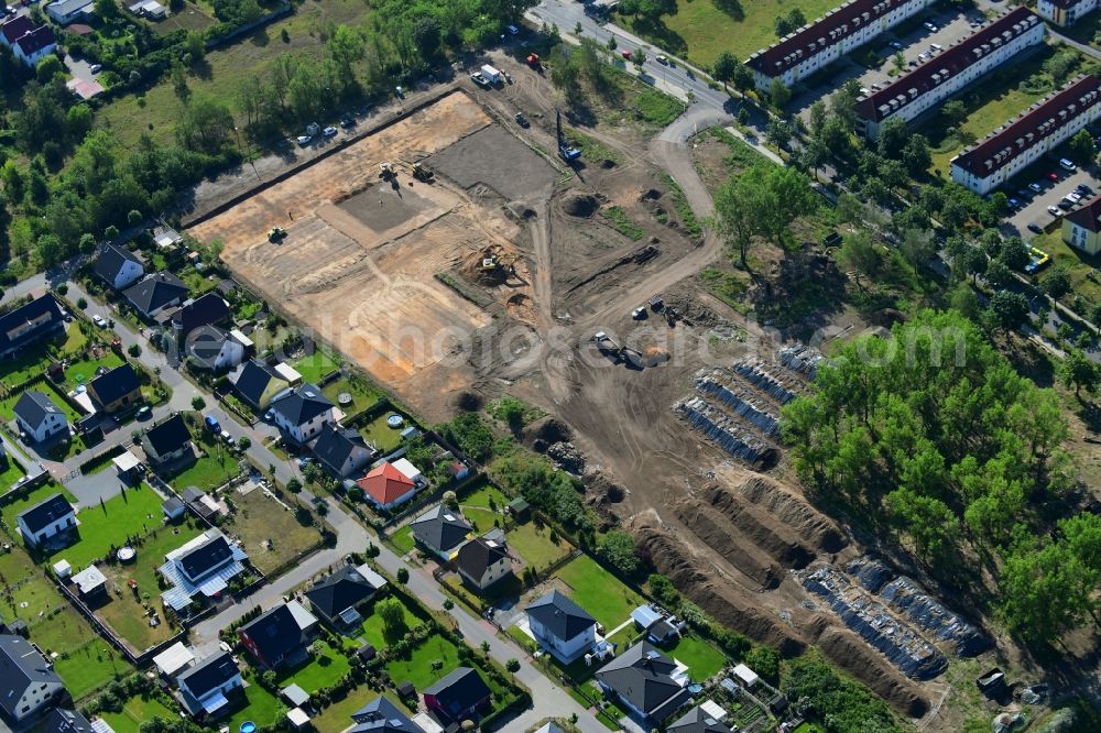 Oranienburg from the bird's eye view: Residential area of the multi-family house settlement of Wohnungsbaugesellschaft mbH Oranienburg on Walther-Bothe-Strasse in Oranienburg in the state Brandenburg, Germany