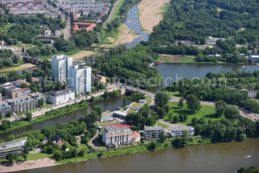 Aerial image Magdeburg - Residential area of a multi-family house settlement Zollstrasse - Kleiner Werder on the shores of the river course of the Elbe in Magdeburg in the state Saxony-Anhalt