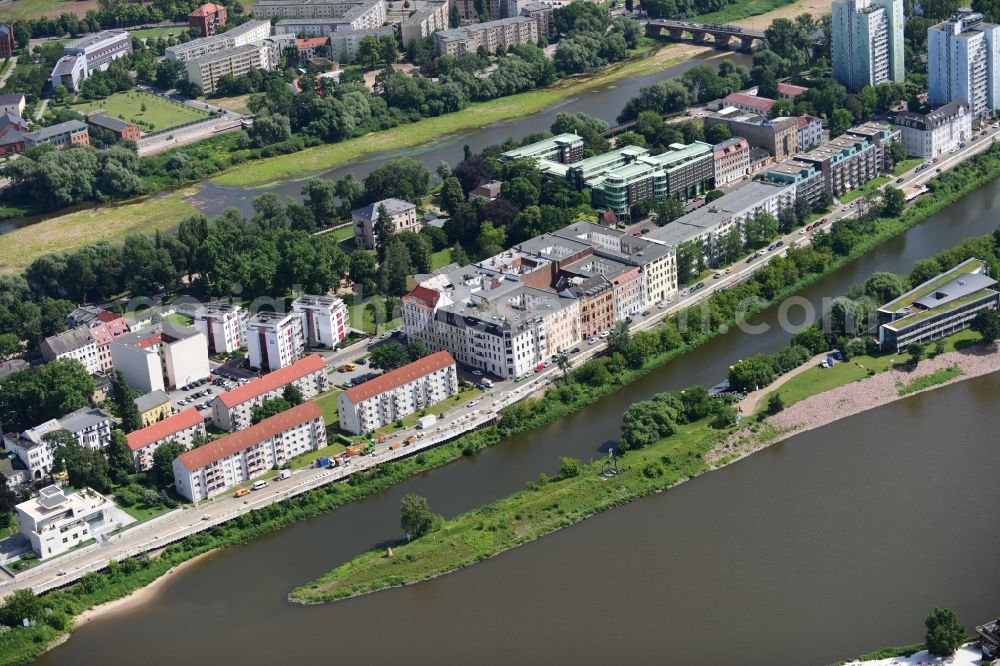 Aerial photograph Magdeburg - Residential area of a multi-family house settlement Zollstrasse - Kleiner Werder on the shores of the river course of the Elbe in Magdeburg in the state Saxony-Anhalt