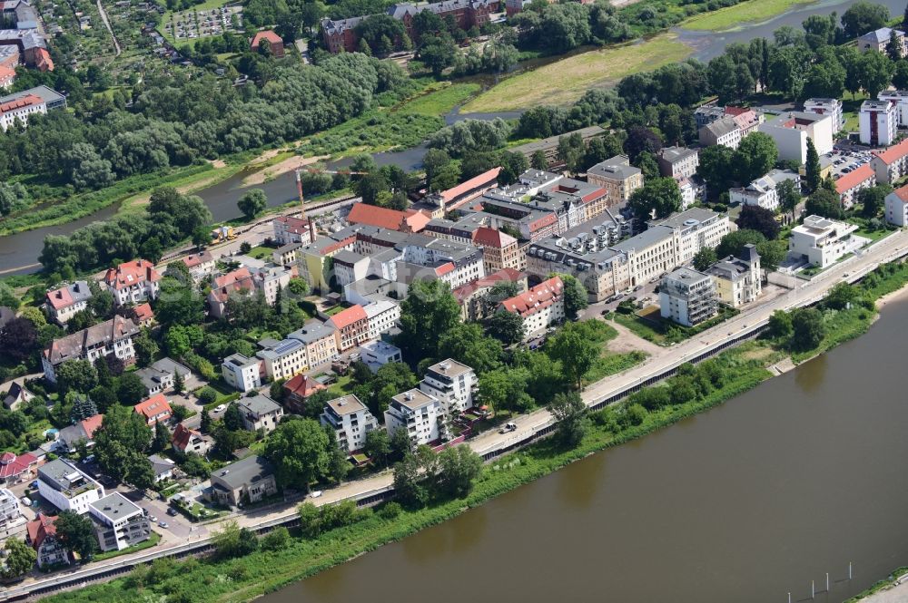 Aerial image Magdeburg - Residential area of a multi-family house settlement Zollstrasse - Kleiner Werder on the shores of the river course of the Elbe in Magdeburg in the state Saxony-Anhalt