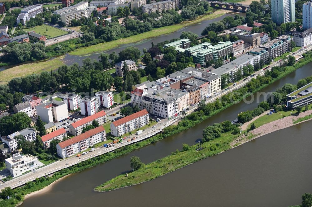 Aerial photograph Magdeburg - Residential area of a multi-family house settlement Zollstrasse - Kleiner Werder on the shores of the river course of the Elbe in Magdeburg in the state Saxony-Anhalt