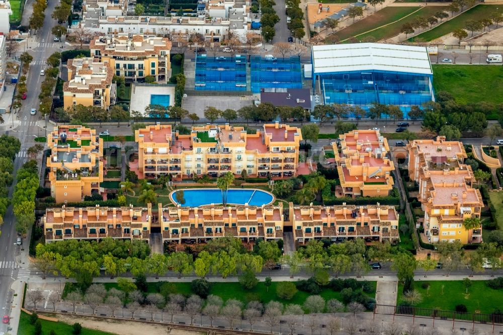 Aerial photograph Palma - Residential area of the multi-family house settlement between Carrer Illes Canaries and Carrer de Castella la Manxa overlooking a tennis court ensemble in Palma in Balearische Insel Mallorca, Spain