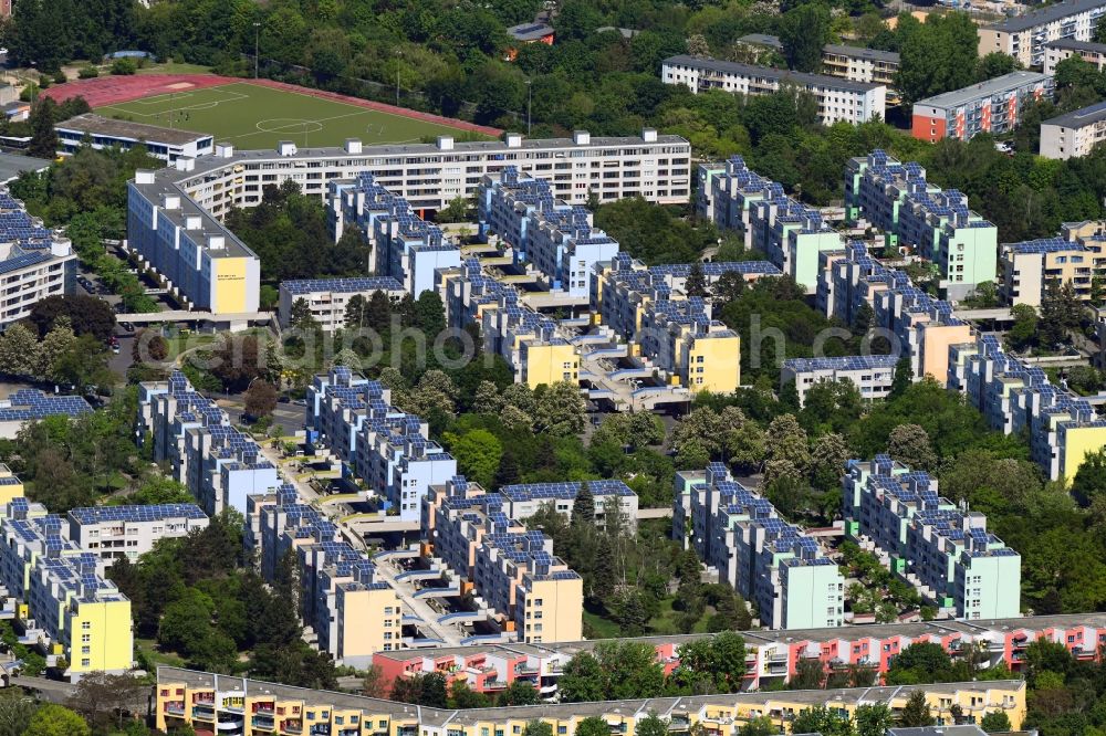 Berlin from the bird's eye view: Residential area of a??a??a multi-family housing estate with roof-mounted solar systems between Goldammerstrasse and Lipschitzallee in the Buckow district in Berlin, Germany