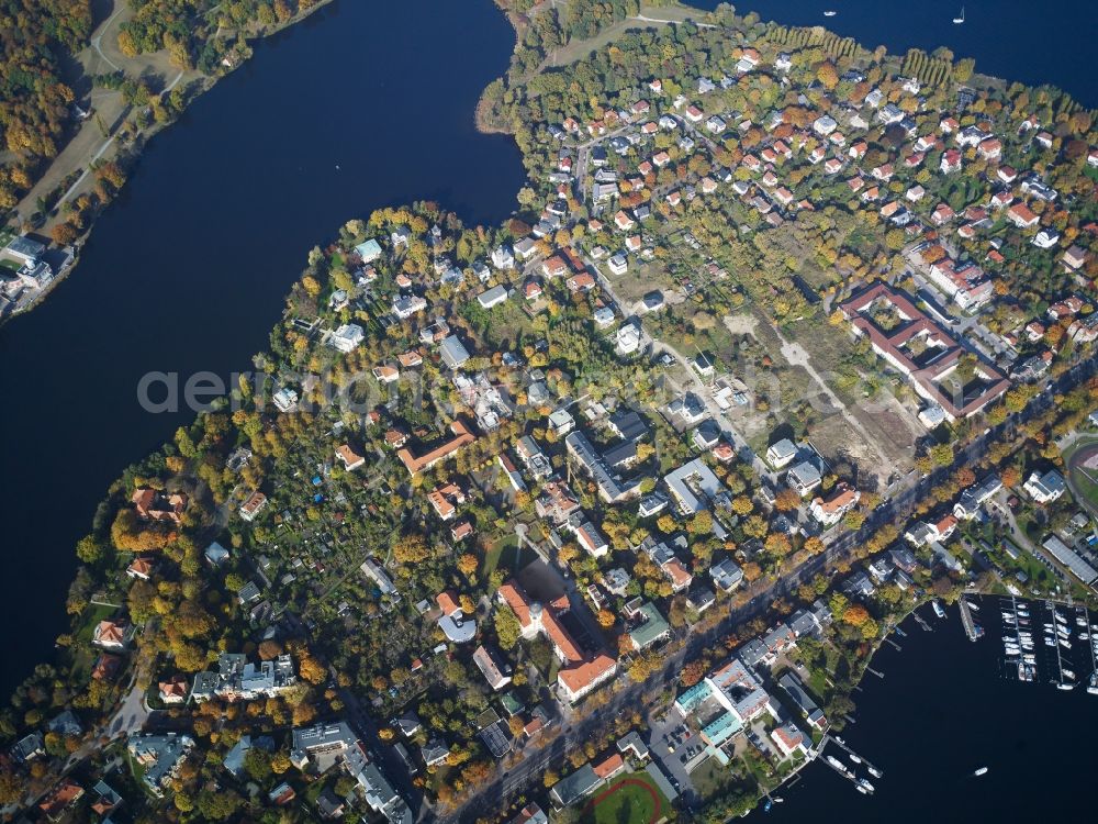 Potsdam from the bird's eye view: Residential area of a multi-family house settlement between Heiliger See and Tiefer See in Potsdam in the state Brandenburg