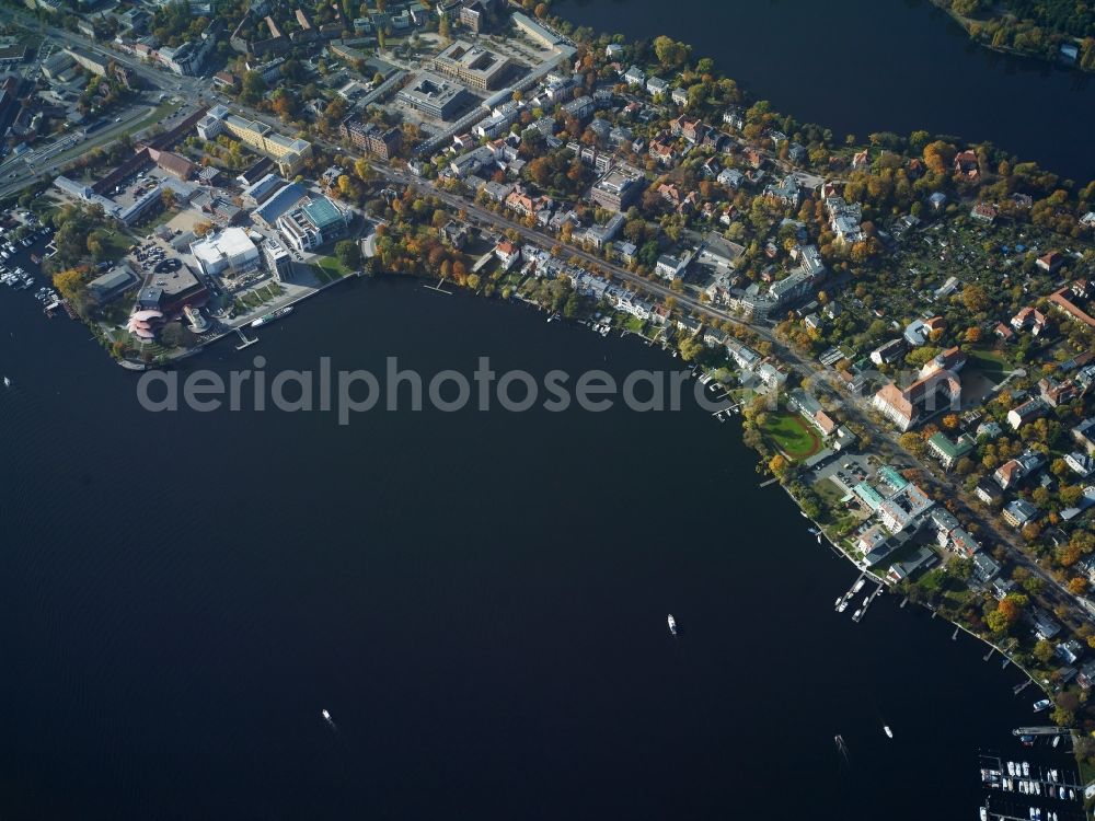 Potsdam from the bird's eye view: Residential area of a multi-family house settlement between Heiliger See and Tiefer See in Potsdam in the state Brandenburg