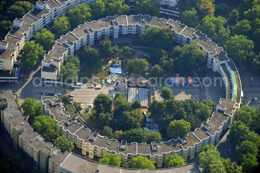 Berlin-Kreuzberg from above - The Mehringplatz is located in the northwestern part of the Kreuzberg district of Berlin. Its hallmark is a fountain with the peace column erected in 1843, which now is in restoration. The development area around the square is now considered as a social problem and prevention field