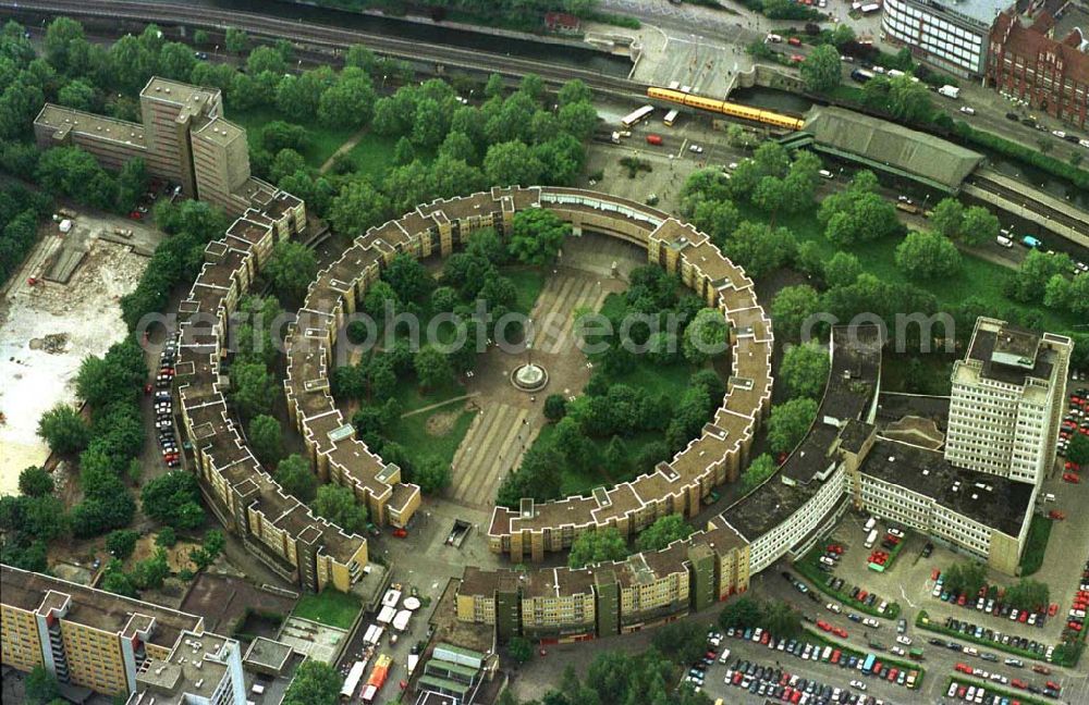 Aerial photograph Berlin - Kreuzberg - Wohngebiet am Mehringplatz in Kreuzberg.