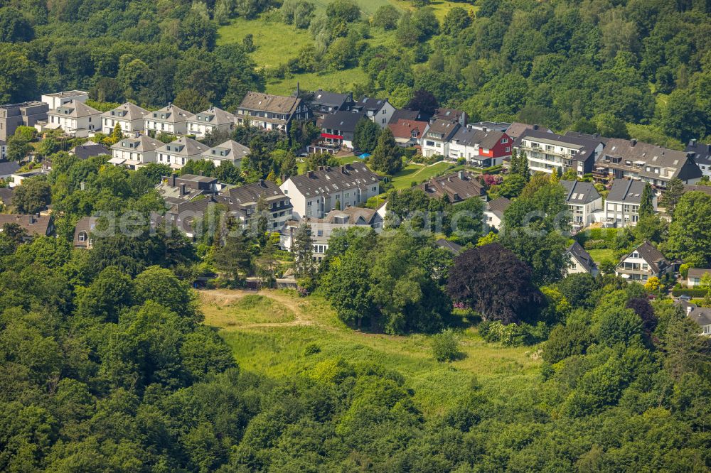 Aerial photograph Bredeney - Residential area - mixed development of a multi-family housing estate and single-family housing estate in Bredeney at Ruhrgebiet in the state North Rhine-Westphalia, Germany