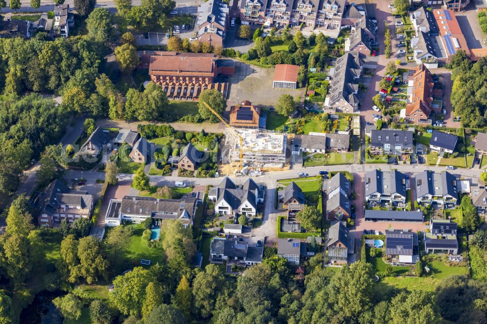 Brüggen from the bird's eye view: Residential area - mixed development of a multi-family housing estate and single-family housing estate on street Am Herrenlandpark - In der Haag in Brueggen in the state North Rhine-Westphalia, Germany