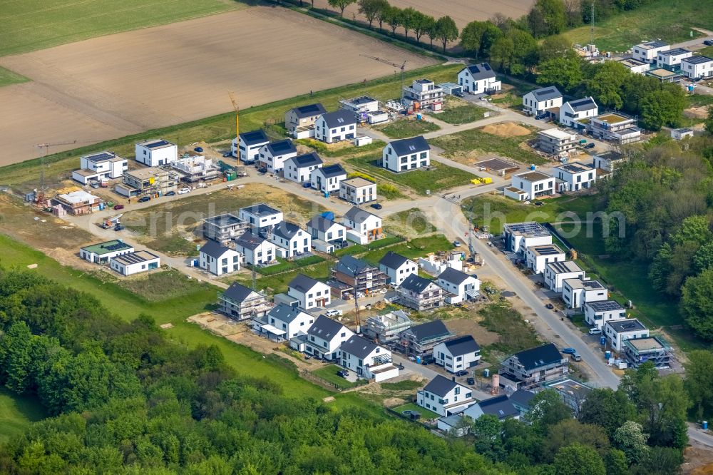 Gelsenkirchen from above - Residential area - mixed development of a multi-family housing estate and single-family housing estate of Wohnquartiers Am Buerschen Waldbogen along the Westerholter Strasse - Im Waldquartier in Gelsenkirchen at Ruhrgebiet in the state North Rhine-Westphalia, Germany