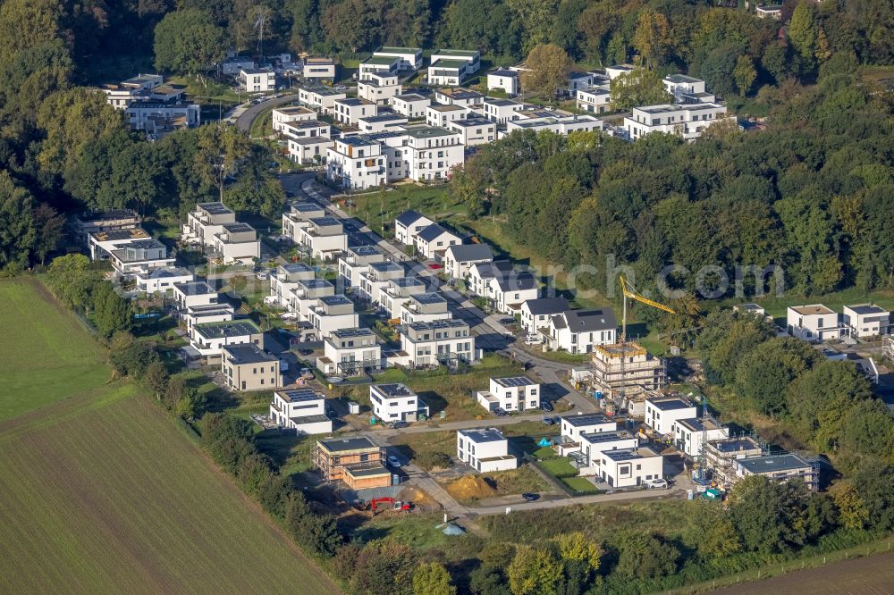 Gelsenkirchen from above - Residential area - mixed development of a multi-family housing estate and single-family housing estate of Wohnquartiers Am Buerschen Waldbogen along the Westerholter Strasse - Im Waldquartier in Gelsenkirchen at Ruhrgebiet in the state North Rhine-Westphalia, Germany