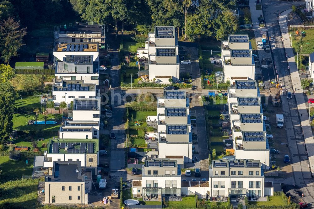 Aerial image Gelsenkirchen - Residential area - mixed development of a multi-family housing estate and single-family housing estate of Wohnquartiers Am Buerschen Waldbogen along the Westerholter Strasse - Im Waldquartier in Gelsenkirchen at Ruhrgebiet in the state North Rhine-Westphalia, Germany