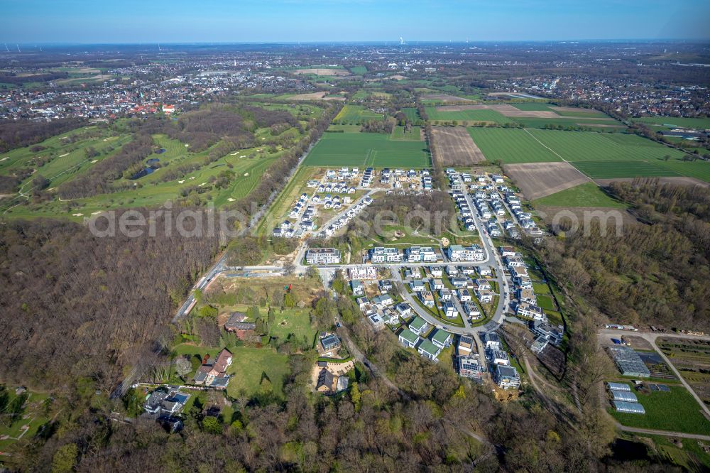 Gelsenkirchen from above - Residential area - mixed development of a multi-family housing estate and single-family housing estate of Wohnquartiers Am Buerschen Waldbogen along the Westerholter Strasse - Im Waldquartier in Gelsenkirchen at Ruhrgebiet in the state North Rhine-Westphalia, Germany