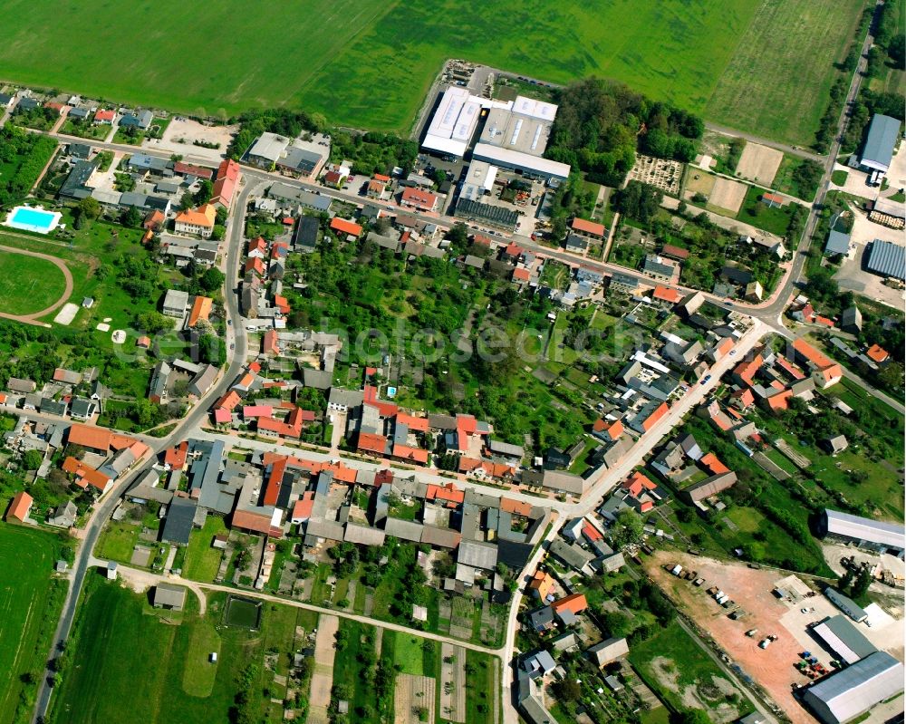 Aerial photograph Cobbelsdorf - Residential area - mixed development of a multi-family housing estate and single-family housing estate in Cobbelsdorf in the state Saxony-Anhalt, Germany