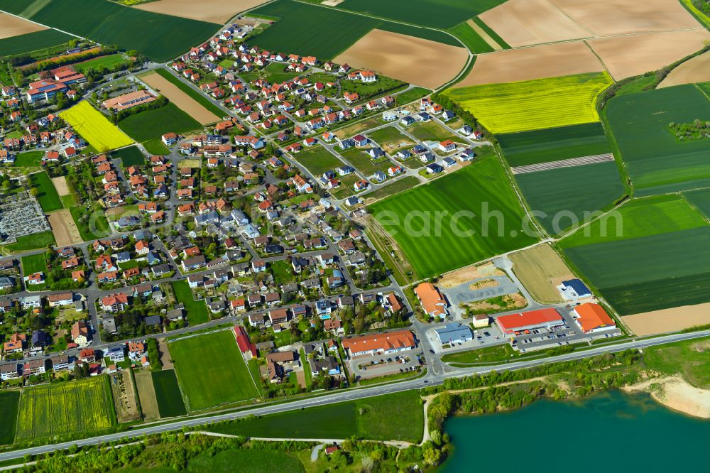 Aerial photograph Dettelbach - Residential area - mixed development of a multi-family housing estate and single-family housing estate in Dettelbach in the state Bavaria, Germany