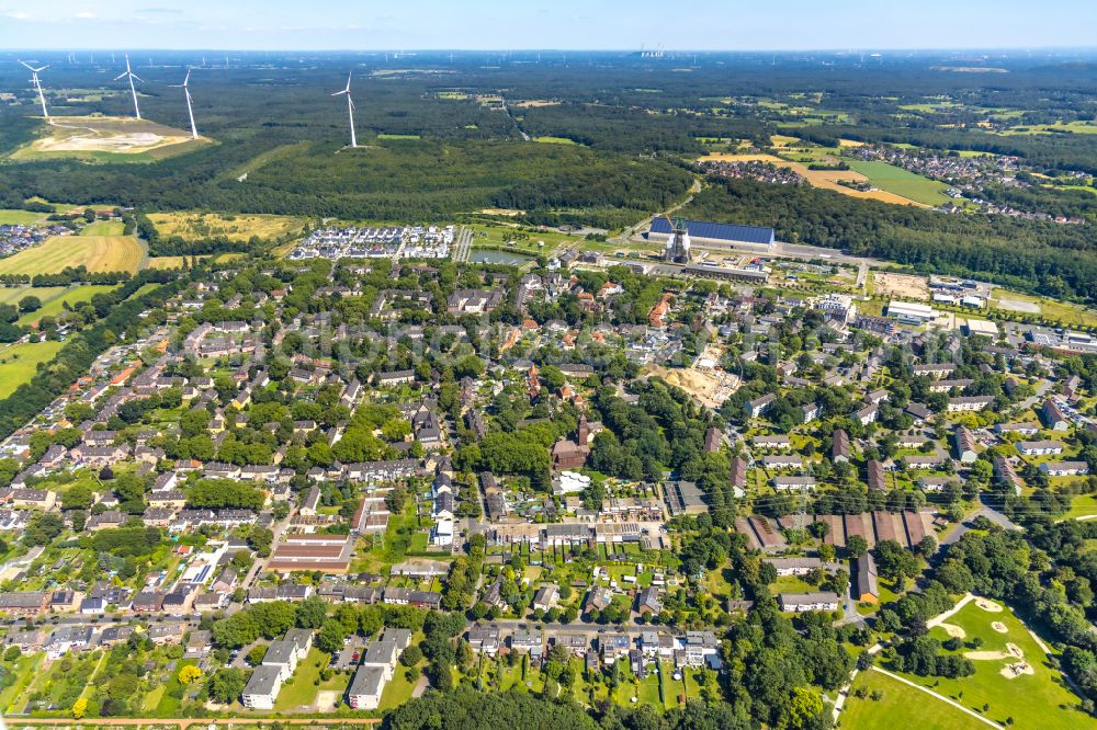 Dinslaken from above - Residential area - mixed development of a multi-family housing estate and single-family housing estate on street Knappenstrasse in the district Eppinghoven in Dinslaken at Ruhrgebiet in the state North Rhine-Westphalia, Germany