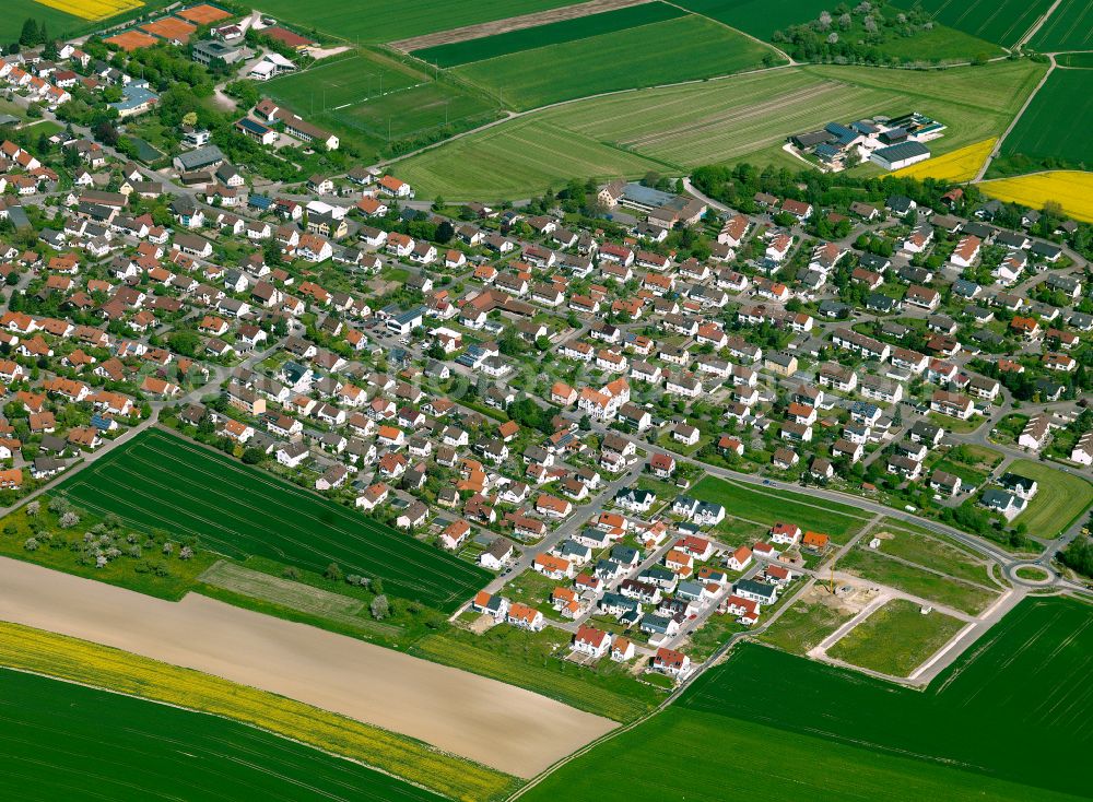 Aerial photograph Einsingen - Residential area - mixed development of a multi-family housing estate and single-family housing estate in Einsingen in the state Baden-Wuerttemberg, Germany