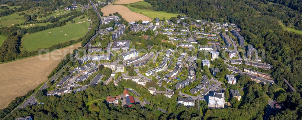 Unterilp from the bird's eye view: Residential area - mixed development of a multi-family housing estate and single-family housing estate along the Moselstrasse in Unterilp in the state North Rhine-Westphalia, Germany