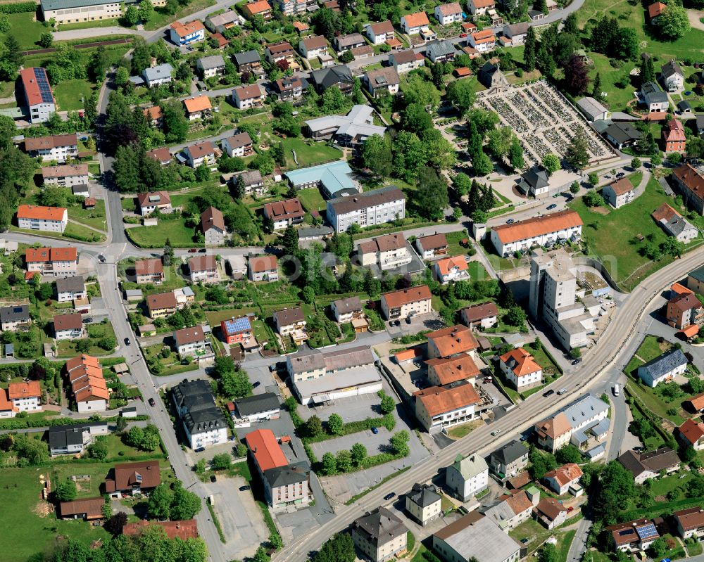 Freyung from the bird's eye view: Residential area - mixed development of a multi-family housing estate and single-family housing estate in Freyung in the state Bavaria, Germany