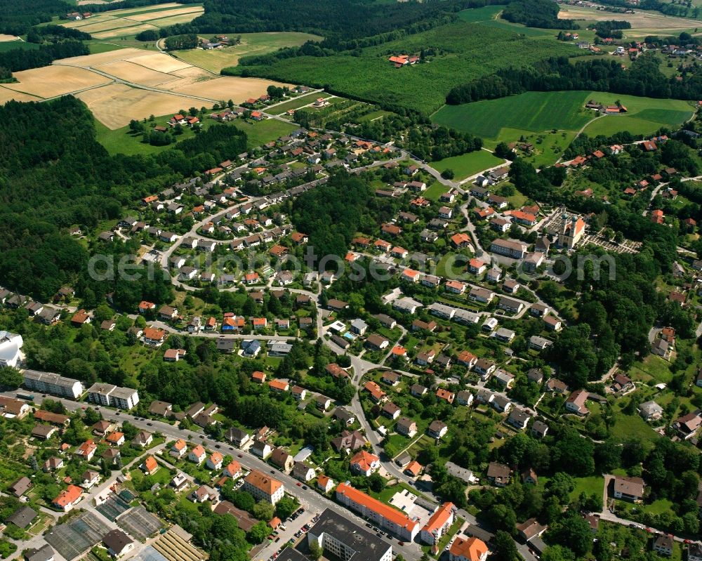 Gartlberg from above - Residential area - mixed development of a multi-family housing estate and single-family housing estate in Gartlberg in the state Bavaria, Germany