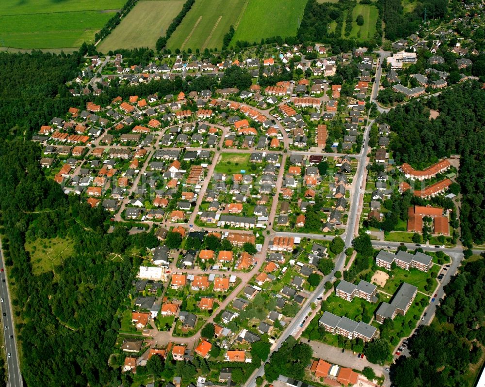 Geesthacht from above - Residential area - mixed development of a multi-family housing estate and single-family housing estate in Geesthacht in the state Schleswig-Holstein, Germany