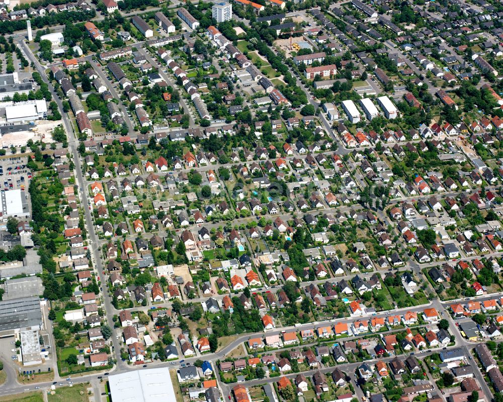 Grünwinkel from the bird's eye view: Residential area - mixed development of a multi-family housing estate and single-family housing estate in Grünwinkel in the state Baden-Wuerttemberg, Germany