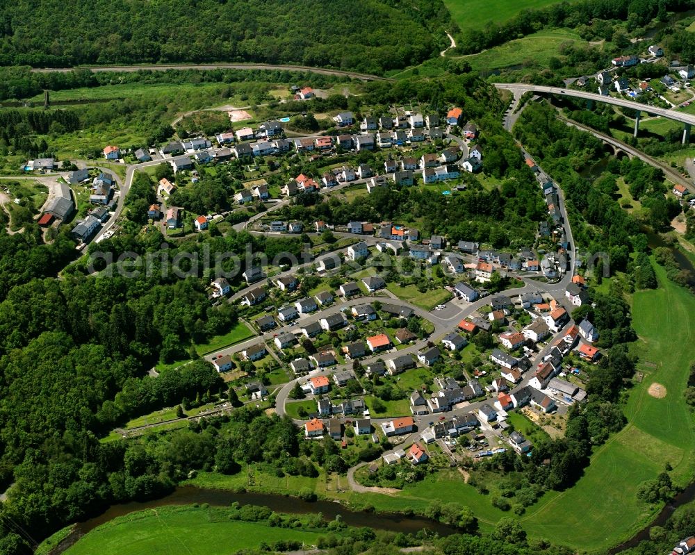 Aerial image Hammerstein - Residential area - mixed development of a multi-family housing estate and single-family housing estate in Hammerstein in the state Rhineland-Palatinate, Germany