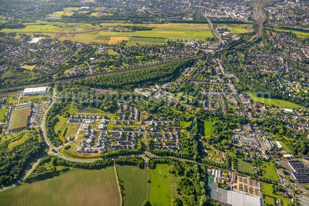 Hamm-Heessen from the bird's eye view: Residential area - mixed development of a multi-family housing estate and single-family housing estate in Heessen at Ruhrgebiet in the state North Rhine-Westphalia, Germany