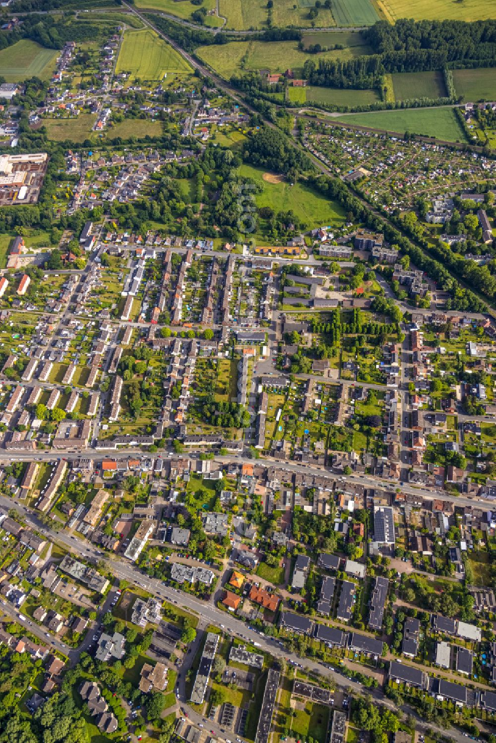 Hamm-Heessen from the bird's eye view: Residential area - mixed development of a multi-family housing estate and single-family housing estate in Heessen at Ruhrgebiet in the state North Rhine-Westphalia, Germany