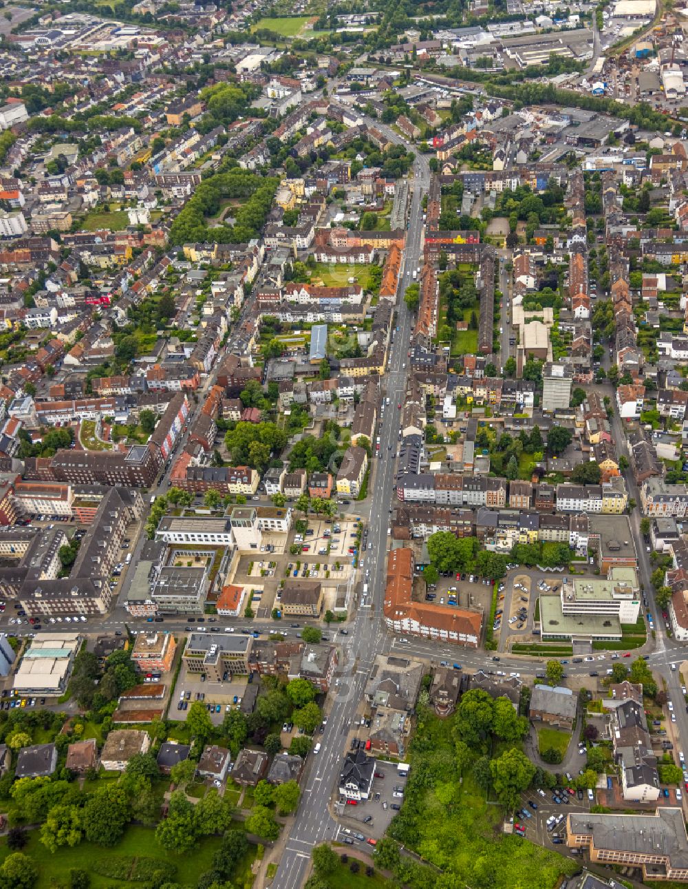 Hamm-Heessen from the bird's eye view: Residential area - mixed development of a multi-family housing estate and single-family housing estate in Heessen at Ruhrgebiet in the state North Rhine-Westphalia, Germany