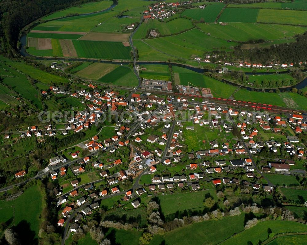 Heimboldshausen from the bird's eye view: Residential area - mixed development of a multi-family housing estate and single-family housing estate in Heimboldshausen in the state Hesse, Germany