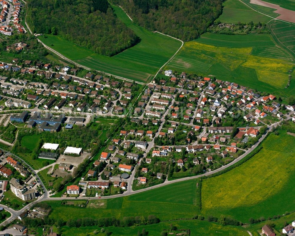 Hennenbach from the bird's eye view: Residential area - mixed development of a multi-family housing estate and single-family housing estate in Hennenbach in the state Bavaria, Germany