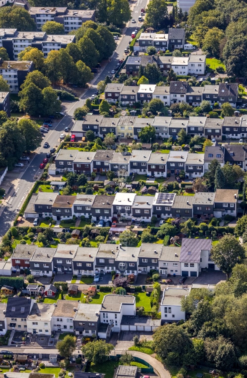 Hilgenplatz from the bird's eye view: Residential area - mixed development of a multi-family housing estate and single-family housing estate in Hilgenplatz in the state North Rhine-Westphalia, Germany