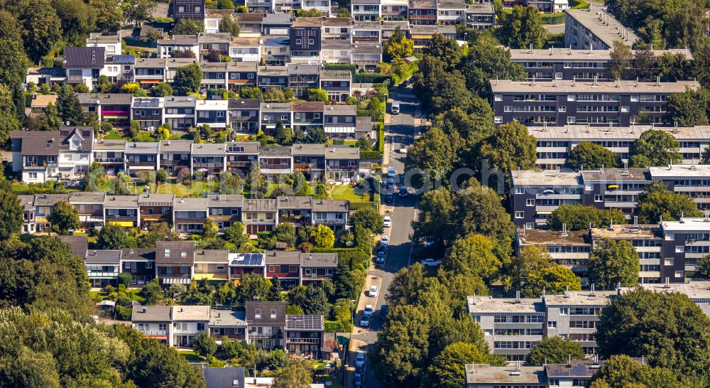 Hilgenplatz from the bird's eye view: Residential area - mixed development of a multi-family housing estate and single-family housing estate in Hilgenplatz in the state North Rhine-Westphalia, Germany