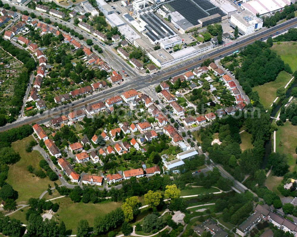 Karlsruhe from the bird's eye view: Residential area - mixed development of a multi-family housing estate and single-family housing estate at the crossroads of B36 on street Zeppelinstrasse in Karlsruhe in the state Baden-Wuerttemberg, Germany