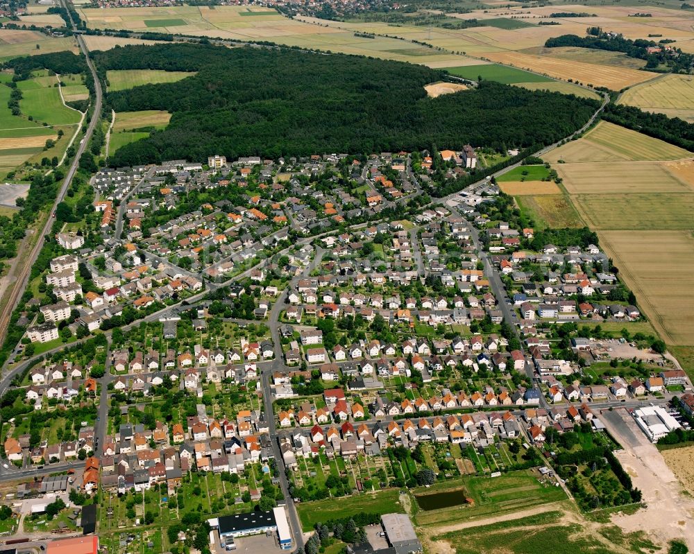 Lang-Göns from the bird's eye view: Residential area - mixed development of a multi-family housing estate and single-family housing estate in Lang-Göns in the state Hesse, Germany