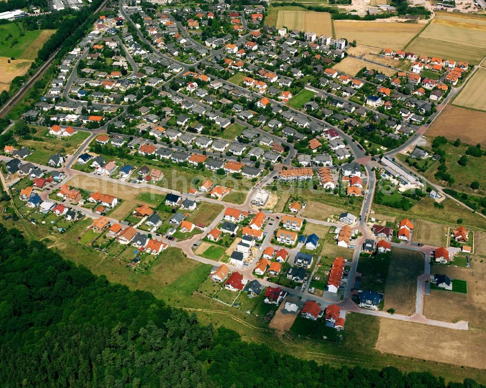 Aerial image Lang-Göns - Residential area - mixed development of a multi-family housing estate and single-family housing estate in Lang-Göns in the state Hesse, Germany