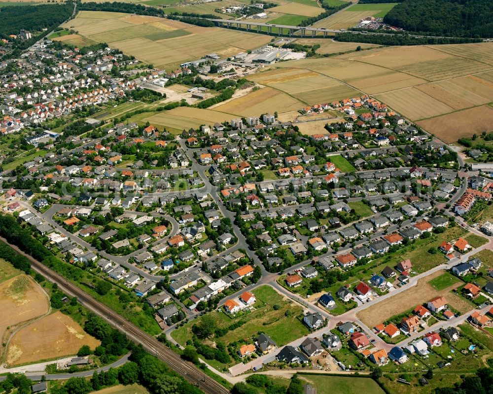 Aerial photograph Lang-Göns - Residential area - mixed development of a multi-family housing estate and single-family housing estate in Lang-Göns in the state Hesse, Germany